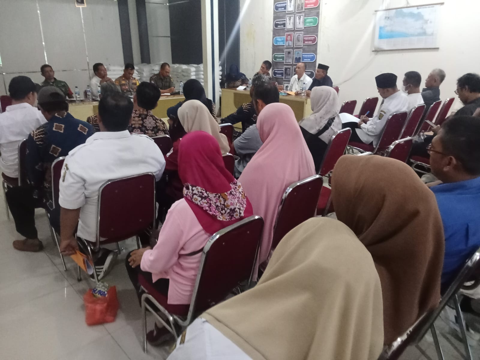Musyawarah Desa Khusus (Musdesus) Desa Sukamulya, Kecamatan Cikembar, Kabupaten Sukabumi, membahas polemik status lahan sekitar 2.000 meter persegi yang disebut sebagai aset desa.
